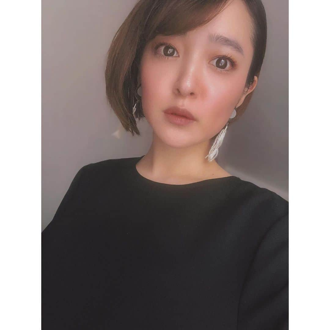 潘めぐみさんのインスタグラム写真 - (潘めぐみInstagram)「BLACK or WHITE . 「ただいま」 . 今日は、正義、中立、悪と… . それぞれの作品、それぞれの役 . 楽しい一日だったな。 . ひっくるめて、ぜんぶ、正義なんだけどね。 . っていう、コーディネート。笑 . イヤリングは @ader_official さんのもの。 . いつもお世話になっております！ . #aderbijoux #earings #accessory」7月8日 22時42分 - han_meg_han