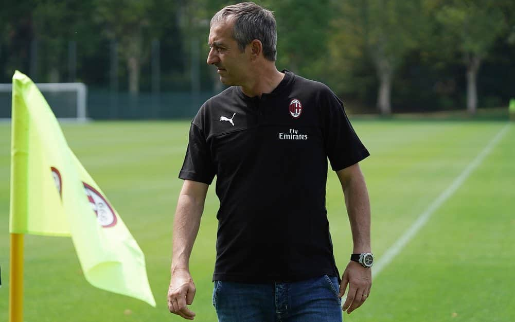 ACミランさんのインスタグラム写真 - (ACミランInstagram)「📸 You never forget your first time. Welcome to Milanello, Coach! 🔴⚫ 📸 I primi passi di Mister Giampaolo a Milanello 🔴⚫ #ForzaMilan」7月8日 22時42分 - acmilan