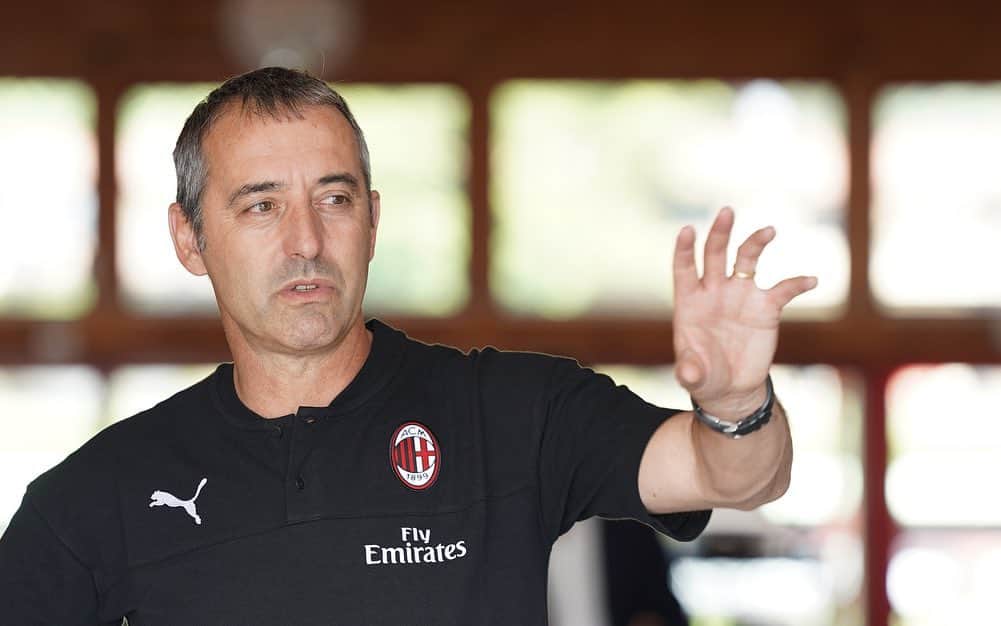 ACミランさんのインスタグラム写真 - (ACミランInstagram)「📸 You never forget your first time. Welcome to Milanello, Coach! 🔴⚫ 📸 I primi passi di Mister Giampaolo a Milanello 🔴⚫ #ForzaMilan」7月8日 22時42分 - acmilan