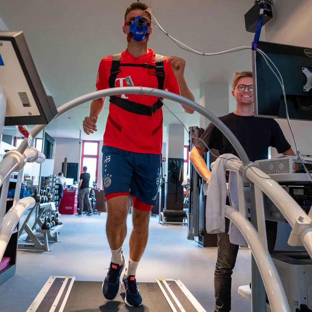 トーマス・ミュラーのインスタグラム：「Let‘s start... First @fcbayern training of the season 2019/20 🏃🏽‍♂️ Performance test ✔️ #fcbayern #packmas #esmuellert #miasanmia #thomasmüller #readytostart」