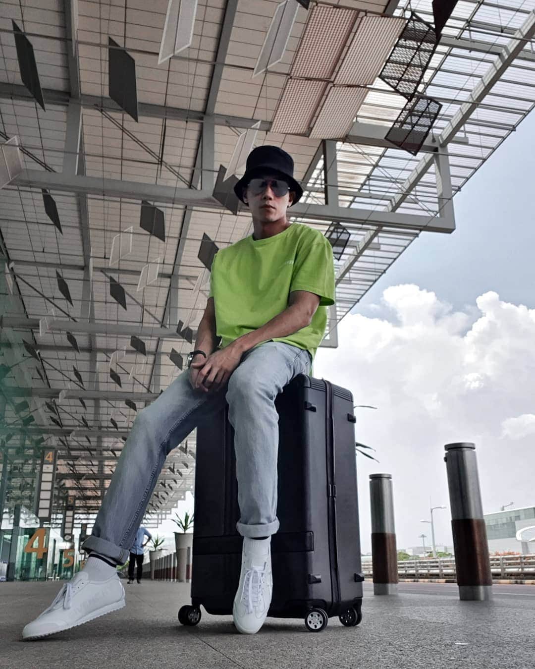 デスモンド・タンのインスタグラム：「Was it a dream? I was in Singapore and *bammm* I'm back in Taipei! I was hardly home with my furkids and I didn't get to meet my friends! 怎么感觉好像一场梦呀? 一转眼我又回到台北了! 家里的床都还没来得及睡暖呀! 🤣 P.S. 刷到最后一张，看看"葱哥哥"在我回新的几天长大了!  #taipei #taiwan #filmingintaiwan」