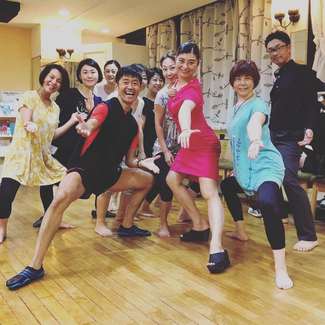 間々田佳子のインスタグラム：「今日はTVの撮影でウォーキングのレッスンが出来なかったので… 急遽 #シコササイズ の #内田英利 先生に レッスンをお願いしました。 生徒さん達みんな喜んでいました。 またお願いします🙇‍♂️🙇‍♂️🙇‍♂️ #間々田佳子 #ウォーキングダイエット  #股関節の動きが大事」
