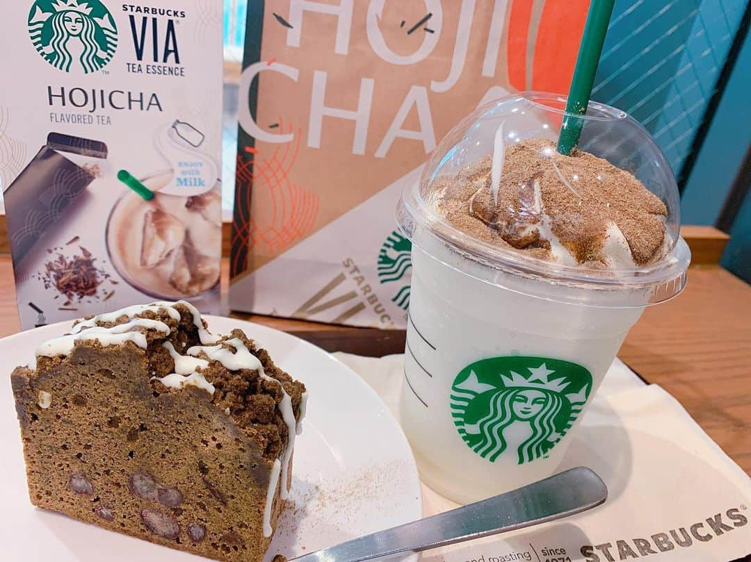 清水佐紀さんのインスタグラム写真 - (清水佐紀Instagram)「#starbucks  #最近の #私のハマりもの . バニラクリームフラペチーノ ☟ シロップをバニラから ホワイトモカシロップに変更 ☟ VIAのHOJICHAを別購入し 1本セルフであとがけ . かき混ぜながら飲み進めると めちゃんこ美味しい ほうじ茶フラペチーノの出来上がり!!!!!!!!! . この間ブログでも紹介したのだけど ほんといくらでも飲めちゃーーう . #スタバカスタム #ほうじ茶 #ほうじ茶大納言 も美味👍🏻」7月8日 22時47分 - saki___shimizu