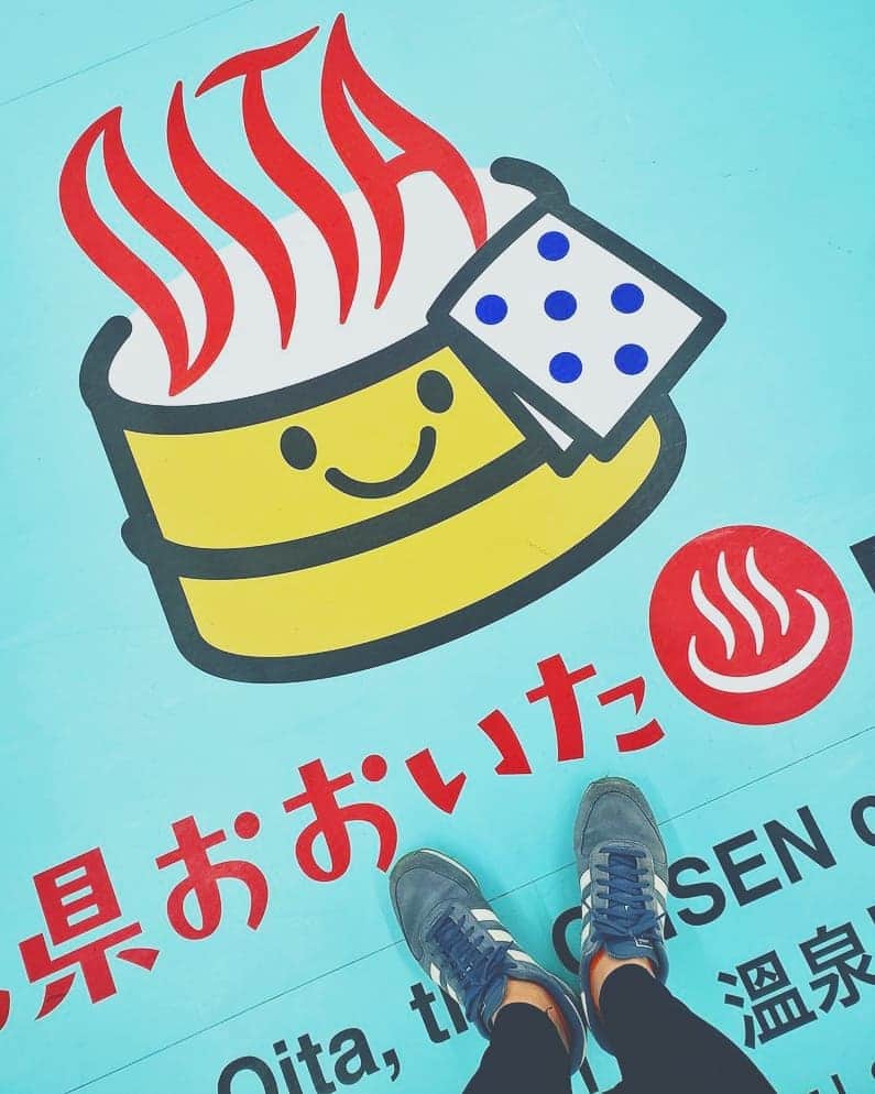 服部ひで子のインスタグラム：「👑吉本新喜劇ワールドツアー👑  すっちー&酒井藍座長班。 7/5(金) 【大分】iichikoグランシアタ  ご来場くださった皆様ありがとうございました。  ホテルで大分の温泉もしっかりと堪能し、最高でした～♨️✨ また、絶対に大分に訪れたいと思います⛰️🚢😌♨️🍶 余談ですが、 行きの飛行機がプロペラ機だったので、高度が低く、ずっと景色を見ることが出来てとっても素敵なフライトでした。  その中で  肉眼では プロペラが超高速で回っているのに、  写真を撮ろうと思って カメラを向けたら、 何故か止まってるように見えたので、  疑問に思い 調べてみたら 『ストロボ効果』って言う視覚現象でした。  プロペラの１秒間に回る回転数と  カメラのストロボの１秒間に光る発光数が合致すると  静止してるように見えるみたいです。  なるほど～。 知らなかった！ 一つ学びました。」