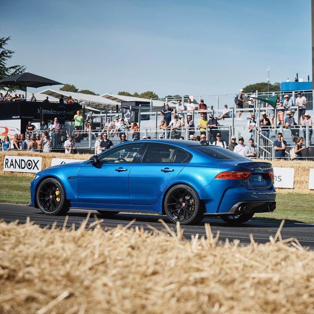 Jaguarさんのインスタグラム写真 - (JaguarInstagram)「Putting the speed into #Goodwood #FOS 2019.  #Jaguar #IPACE #eTROPHY #XE #Project8 #FTYPE #SVR #SVO #SpecialVehicleOperations #CarsofInstagram #AmazingCars247 #England #UK」7月8日 23時03分 - jaguar