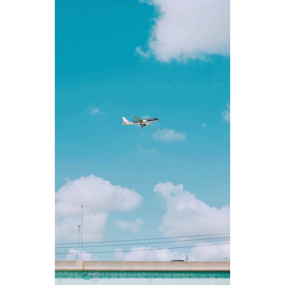 sunday_722のインスタグラム：「*﻿ *﻿ 空飛ぶくじら🐳﻿ 思わず、ハッピーエンドの﻿ 歌を思い出した。﻿ *﻿ 🛫Starflyerに乗って台湾？﻿ 夏休みが取れたら﻿ *﻿ どこか遠くに行きたい﻿ *﻿ #starflyerjapan﻿ #スタフラタイペイ﻿ #スターフライヤー﻿ #夏休み﻿ #airplane﻿ #sky﻿ #tv_pointofview﻿ #indies_minimal﻿ #mwjp﻿ #ShotOniPhone﻿ #ShotOniPhoneX﻿ #visionofpictures﻿ #transfer_visions ﻿ #indies_minimal﻿ #rsa_minimal﻿ #minimalalert﻿ #myfeatureshoot ﻿ #samewheremagazine﻿ #as_archive﻿ #ink361_asia」