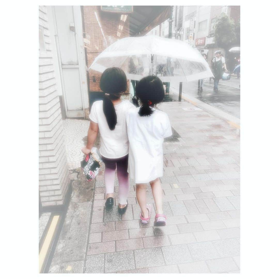 MINMIさんのインスタグラム写真 - (MINMIInstagram)「幼なじみ☂️ 傘の持ち方一つでずっとケンカできるぐらい仲良しの2人w 3人とも日本の小学校に少しだけ通わせてもらえることに。久々の登校日お友達も迎えにきてくれてコールや、もみくちゃにされ3人それぞれ人気者扱いしてもらった^_^ 素敵な地元があってよかったね。母も安心して少し仕事に集中させてもらえるわ😘」7月8日 22時58分 - minmidesu