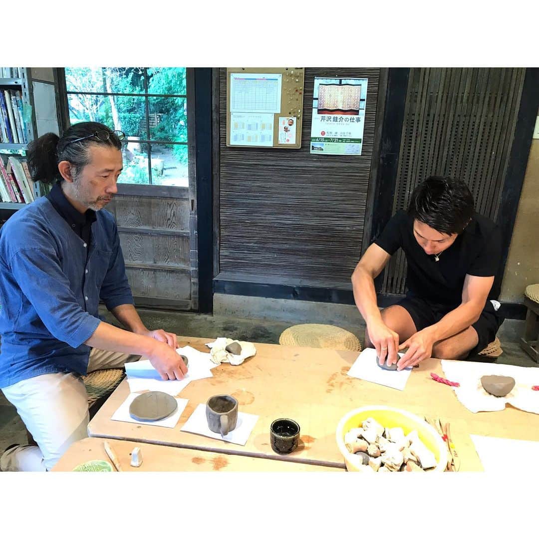のインスタグラム：「オットちゃん37th🎂 昨日は家族みんなで陶芸教室へ行き、全てそこで作っている陶器とガラスを使ってお料理を提供してくれる九ツ井さんでお祝い🥂 …が、誕生日のお祝いなのにケーキとロウソクがない‼️とプンスカ😤菜ノ葉さん🤣w 仕方ないので当日の今日はケーキをみんなで食べました😋w 37歳おめでとう🎉 家族みんなでお祝いできるって幸せだね🍀 ・ #family #なのりの #姉妹 #九ツ井本店 #陶芸体験 #粘土遊び #ぐちゃぐちゃでも焼きあがったら #それが良い味になる #楽しみ #❤️」