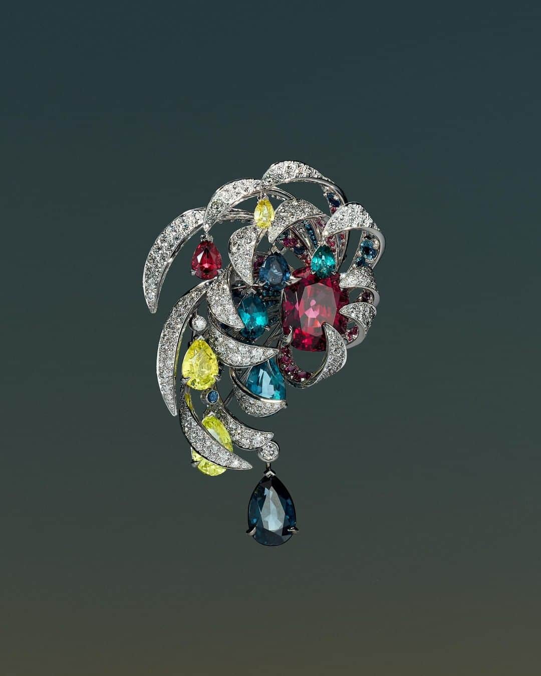 Chaumetさんのインスタグラム写真 - (ChaumetInstagram)「Faintly glowing like the sun at midnight, the Soleil de Minuit brooch features a complete spectrum of spinels, from blue to red to greens and yellows.  #Chaumet #LesCielsdeChaumet #HighJewellery #HauteJoaillerie」7月8日 23時00分 - chaumetofficial