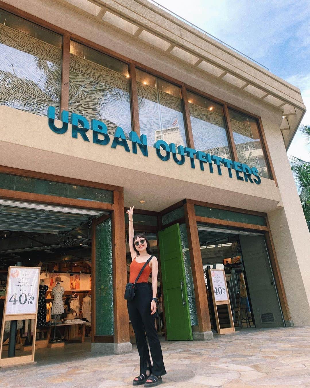 sayocoのインスタグラム：「ハワイへ行くにあたってかなり楽しみにしてた URBAN OUTFITTERSでのお買い物🌴🌈 ・ ・ Tシャツ、サングラス、帽子、CalvinKleinの下着など 到着初日から爆買いしました🤩💗 ・ 日本でもbuymaで買うくらい好き♡ ・ ・ #urbanoutfitters #hawaii#fashion#waikiki#shopping#sayo_trip」