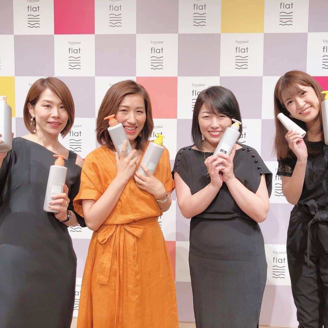 のインスタグラム：「今日は Essentialから新発売になる "flat"の製品発表会でした🙋‍♀️_  花王の毛髪研究の成果を集結した！！と言われる、このエッセンシャル flat🎉_ くせ・うねり髪に悩むみなさんに、感動を与えてくれますよ〜🙋‍♀️_  1回の使用でツルツルさらさら🙌ずっと触っていたいほどの感覚が味わえます🙌(これ、ほんとに)_  今日の発表会では、わたしもツルツルになった髪をおろして、登壇しました！髪が綺麗だと、ダウンスタイルでいたい気分になるんですよね〜😘久々の感覚でした🤩_  洗って乾かしただけでも、うっとりヘアになるんだけど、翌朝ドライヤーやヘアアイロンを使うと、もっとうっとりヘアになるという仕組み📣🙋‍♀️_  オンライン先行発売が8/5から。全国発売は10/19なので、お待ちを〜💕💕_  スタッフのみなさん、ヘアモデルの西川さんお疲れ様でした〜😘_  #essential #エッセンシャル #花王 #flat #フラット #エッセンシャルflat #くせ毛にflat #くせ毛とflat #くせ毛 #うねり髪 #毎日が楽になる」