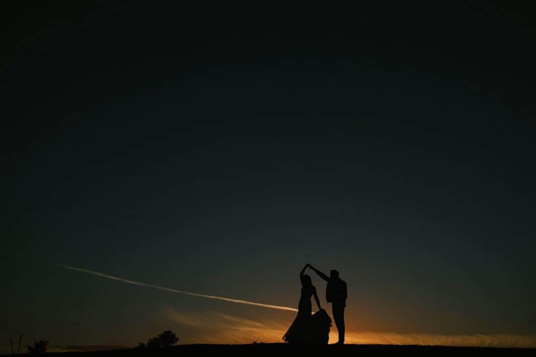 Fujifilm UKさんのインスタグラム写真 - (Fujifilm UKInstagram)「"This couple married in Spain. It rained on their wedding day, and the bride didn’t get the sunset shot she’d hoped for.  When I saw the setting sun at the venue, I took them out and asked them to practice their first dance as I created something magical for them." Shot by X-Photographer @theedgepics with the FUJIFILM X-T3.  FUJIFILM X-T3 | XF23mmF1.4 | F2.2 | 1/12000 sec  #Fujifilm #XT3 #FUJIFILMXT3 #weddingphotography #wedding #Spain #XSeries」7月8日 23時15分 - fujifilmuk