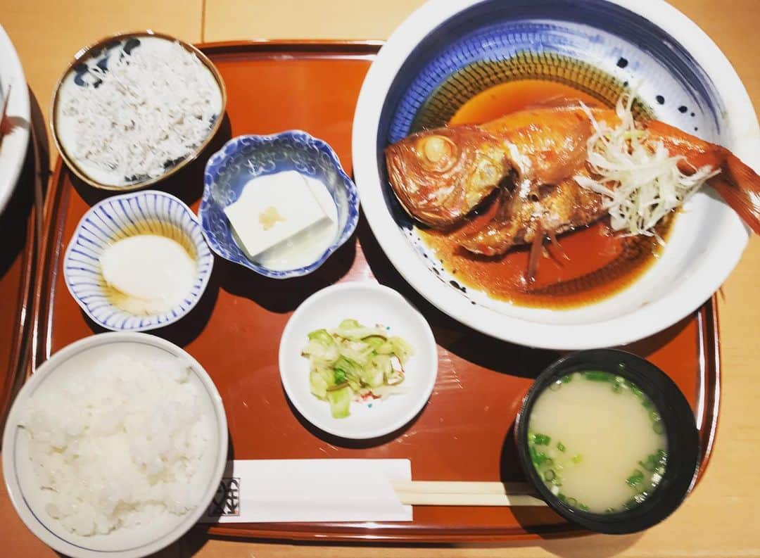 のインスタグラム：「#1000円#ランチ#西新橋#魚金#金目の煮付#定食#しらす#お替わり自由」