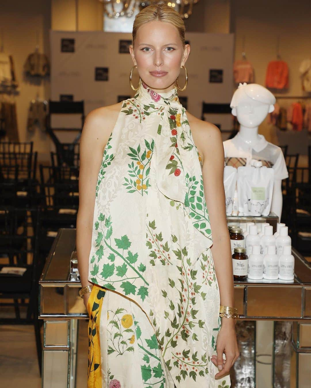 オスカーデラレンタさんのインスタグラム写真 - (オスカーデラレンタInstagram)「@KarolinaKurkova blooms in our #odlrprefall2019 botanical print at @saks.」7月8日 23時17分 - oscardelarenta