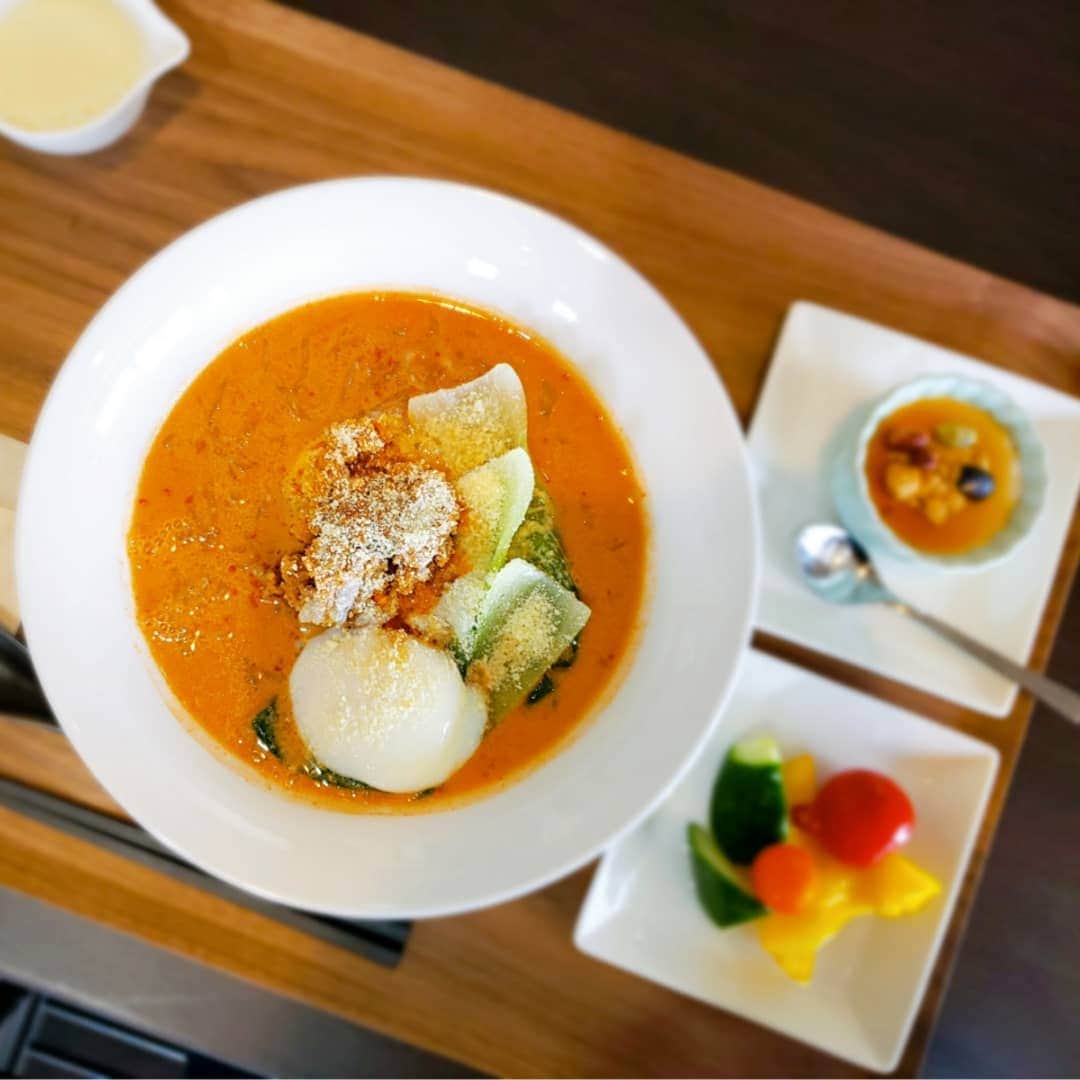 矢田優季さんのインスタグラム写真 - (矢田優季Instagram)「自分を労る日♥️ お気に入りのカフェにて体に良いランチを頂きました(*´꒳`*)🎵 . ・こんにゃく麺のピリ辛担々麺 ・ピクルス ・きな粉とお豆の和風豆乳プリン ・シナモンティー . ヘルシーなこんにゃく麺✨ 大好きなんですが、なかなか自分では上手く調理ができません💦 美味しく食べられるこちらのメニュー、ひとくちで虜に😍 ピリ辛具合が疲れを吹き飛ばしてくれる感じで夏にぴったりかも❗ . 他のメニューも気になる(๑´>᎑<)~♡ . . #群馬テレビ#アナウンサー#休日 #過ごし方#リラックスデー#ランチ#おしゃれ#女子アナランチ#OLランチ#かわはら整骨院パーソナルトレーニングラボ#群馬#前橋#川原町#治療と#ランチ#1度にできる#お得感#栄養とって#早く#治す」7月8日 23時29分 - yuki.ccs_0424