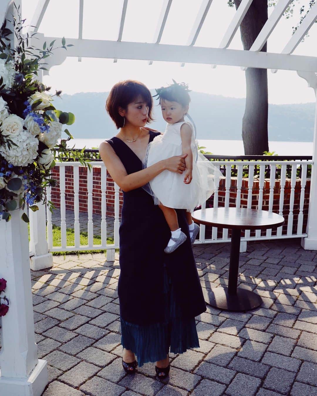 のインスタグラム：「アメリカ式の結婚式は初めてだったけど、﻿とにかくみんなずっと笑ってて、真ん中のダンスホールでは赤ちゃんから94歳のおじいちゃんまでが踊ってて、誰かのドレスやスピーチは直接褒めて、なんだかとても楽しかった。﻿ (フィナーレで、椅子に乗った花嫁が胴上げされてたのは衝撃だったけど😳)﻿ ﻿ DJが80年代のダンスミュージックを流し続ける中に、1曲だけ従姉妹が自分の母に選曲したKiroroの「未来へ」が流れた時、日本組だけ涙腺崩壊。﻿ ﻿ ひとり娘の夢を一緒に追いかけて、異国の地に嫁がせた叔父叔母の顔を見ると、娘と両親、どちらの気持ちを想像しても込み上げるものがある(´･_･`)﻿ ﻿ 私は成人式も欠席したくらい、昔は謎に儀式に反抗的だったけど、最近ようやく、儀式をすることで自分も周りも、心の段落が変わるんだ、ということを実感してます。﻿ 誕生日も七五三も、なんでもちゃんと楽しもう。 ﻿ またもや一部抜粋☟﻿ ﻿ 母がくれたたくさんの優しさ﻿ 愛を抱いて歩めと繰り返した﻿ あの時はまだ幼くて意味など知らない﻿ そんな私の手を握り﻿ 一緒に歩んできた﻿ ﻿ その優しさを時には嫌がり﻿ 離れた母へ素直になれず﻿ ﻿ ほら 足元を見てごらん﻿ これがあなたの歩む道﻿ ほら 前を見てごらん﻿ あれがあなたの未来﻿ ﻿ これで結婚式の投稿は最後🙇‍♂️﻿ ありさとPeteもハネムーンに向かいます。﻿ ありがとうございました🗽﻿」