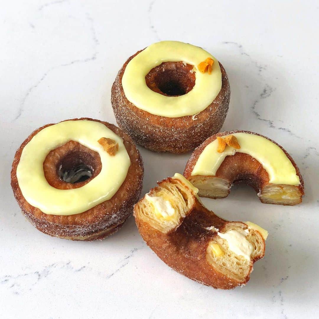 DOMINIQUE ANSEL BAKERYさんのインスタグラム写真 - (DOMINIQUE ANSEL BAKERYInstagram)「July in full swing with NYC’s Meyer Lemon Wildflower Honey Cronut®, filled with Meyer lemon curd and creamy wildflower honey ganache. Fruity, tart, and floral flavors for summer in Soho. 🍋🍯 Preorders are up at NYC.CronutPreorder.com. #Soho #Cronut #DominiqueAnselBakery」7月8日 23時37分 - dominiqueansel