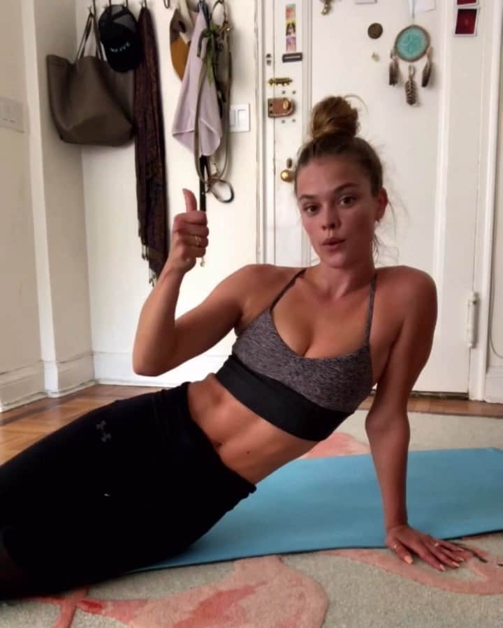 ニーナ・アグダルのインスタグラム：「@theagdalmethod #TheAgdalMethod ❤️ Well that long weekend was a banger! I’ve been indulging, skipping workouts and having a great time (🥂🍔🍷🍟🍹) for the past 5 days. Back in the day i would be beating myself up mentally and physically after this by going on some crazy diet and spend 4-5 hours in the gym for the next 3 days, telling myself that I wasn’t good enough till i “felt skinny” again, but today i have a completely different approach which has taken me a long time to get to and a lot of work on myself and how i treat and take care of me. Instead of beating myself up for “letting go” i get myself excited to get back into my routine and i start little by little. I have no desire to go run 6 miles right now, but i am excited to break a sweat and “detox” so I’ll start with a goal of a 15 minute routine and see where it takes me! This is a reminder to not be so hard on yourself.. Sorry for the long caption but wanted to share! Have the best week 🤗 song: bakermat feat marie plassard: games continued #healthiswealth #fitnessmotivation #homeworkout #fitnessisalifestyle #aloyoga」