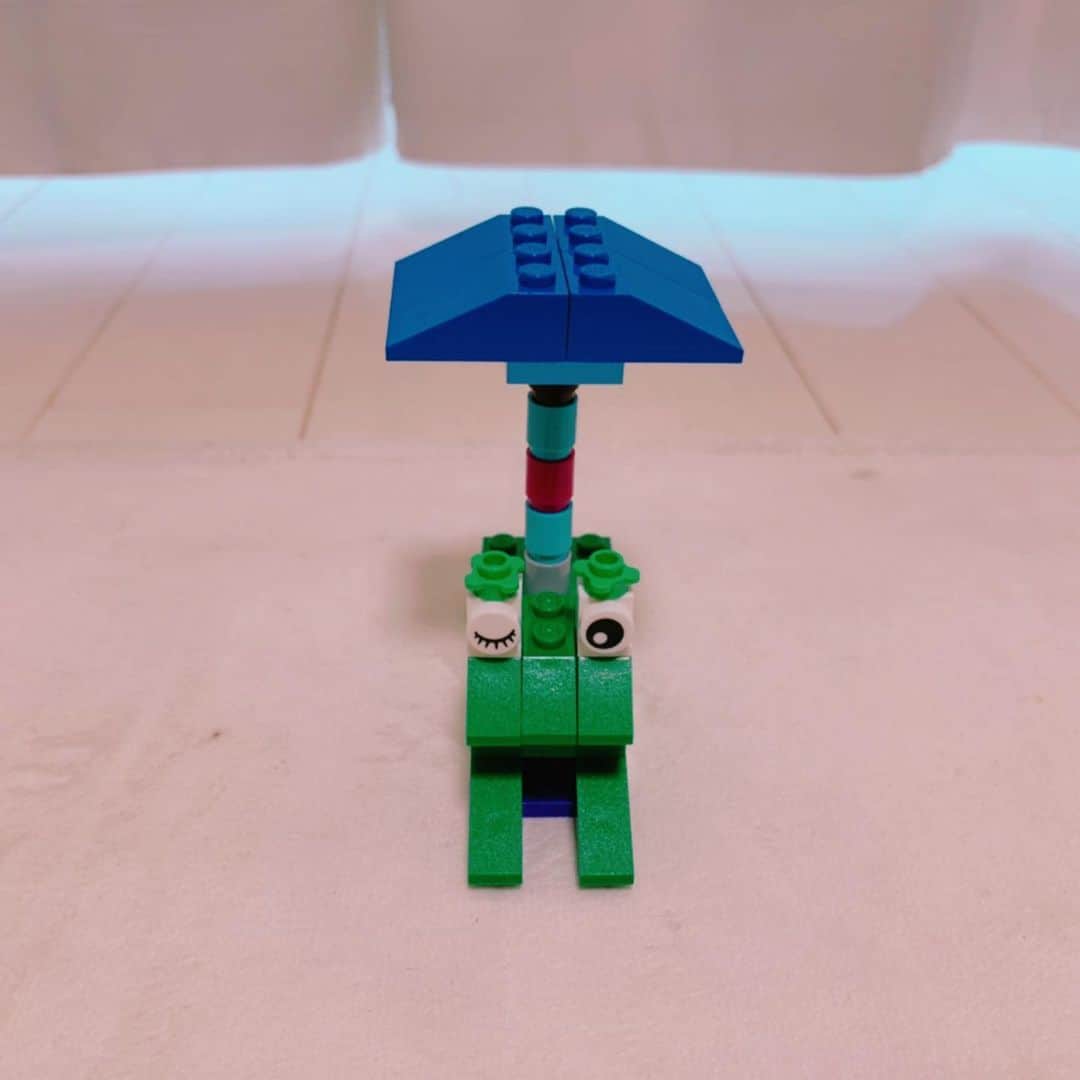 黒沼誠さんのインスタグラム写真 - (黒沼誠Instagram)「『傘ガエル』  LEGOでオリジナルの作品を作ってアップしてます。  ①『傘ガエル』完成写真3枚  ②作り方動画 前半  ③作り方動画 中盤  ④作り方動画 後半  ⑤使用するブロック  この時期にぴったりな作品。 傘を器用に背中に乗っけながら梅雨の時期を過ごす何とも可愛らしい作品でございます。  簡単なので小さいお子様にも作れちゃうよぉ。  レゴ沼より♪♪♪ #傘ガエル #カエル #傘 #梅雨 #レゴ #レゴブロック #レゴクラシック  #レゴ大好き #レゴランド #オリジナル作品 #レゴ芸人 #レゴ沼 #ボーイフレンド黒沼 #ブロック遊び #こどものいる暮らし #こども #おもちゃ #コメントガシガシどうぞ #リクエストもどうぞ #lego#legoclassic#legos#legos#instalove」7月8日 23時30分 - bfkuronuma