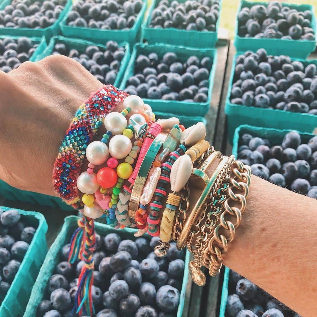 ダニジョーのインスタグラム：「🌈 with a side of blueberries please • Tap to shop @jodiesnydermorel’s favorite #armparty」