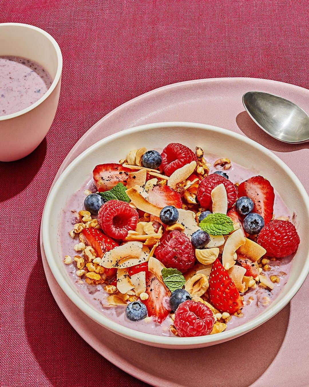 のインスタグラム：「Good morning, New York! Breakfast is served at the Chobani Café. The perfect companion of iced coffee, our Mixed Berry Açai Bowl is made with honey puffed grains and a summer’s harvest of fruits—sliced strawberries, raspberries, and blueberries—topped with toasted coconut, hazelnuts, a sprig of mint, and açaí powder. Come try it today at the Café in SoHo.」