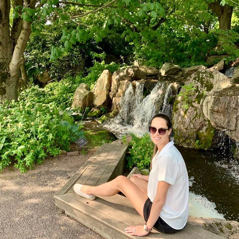 アナ・イバノビッチさんのインスタグラム写真 - (アナ・イバノビッチInstagram)「Beautiful day to spend in the nature☀🤰🏻👪」7月8日 23時41分 - anaivanovic