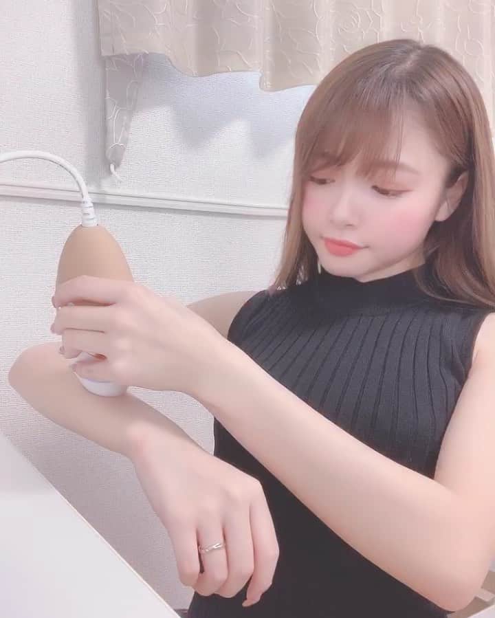 三宅るなのインスタグラム：「インスタで気になってたスムーズスキンのスプリングキットをご紹介🤙🏼 可愛いポーチが付いてます❤️ すごくコンパクトだし、 照射のスピードが早くてびっくりした🤔 1照射につき0.6秒、1分間に100回照射！🥺 IPLの光で、脱毛しながら肌のハリ、ツヤがアップします🥰 痛みもないし、使い方も簡単でした😊  収納も場所を取らずにコンパクトにしまえるので とても便利です😊❣️ これからの季節、サロンに行くのが面倒な人にはオススメです☔♡ 今ならラッキーな人にクーポンが出るかも🙌🏼 #スムーズスキン #sponsored #脱毛 #美肌  @smoothskinjp」