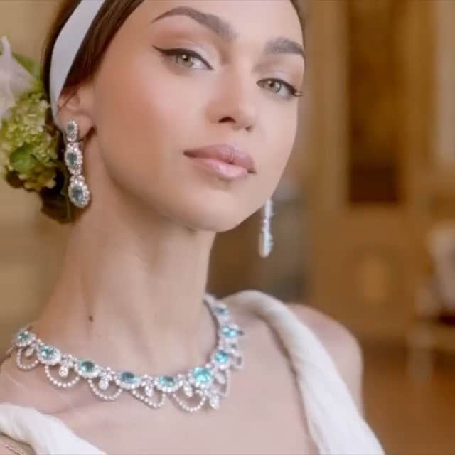 Zhenya Katavaのインスタグラム：「Лучшие друзья девушек- это бриллианты 💎  @dolcegabbana」