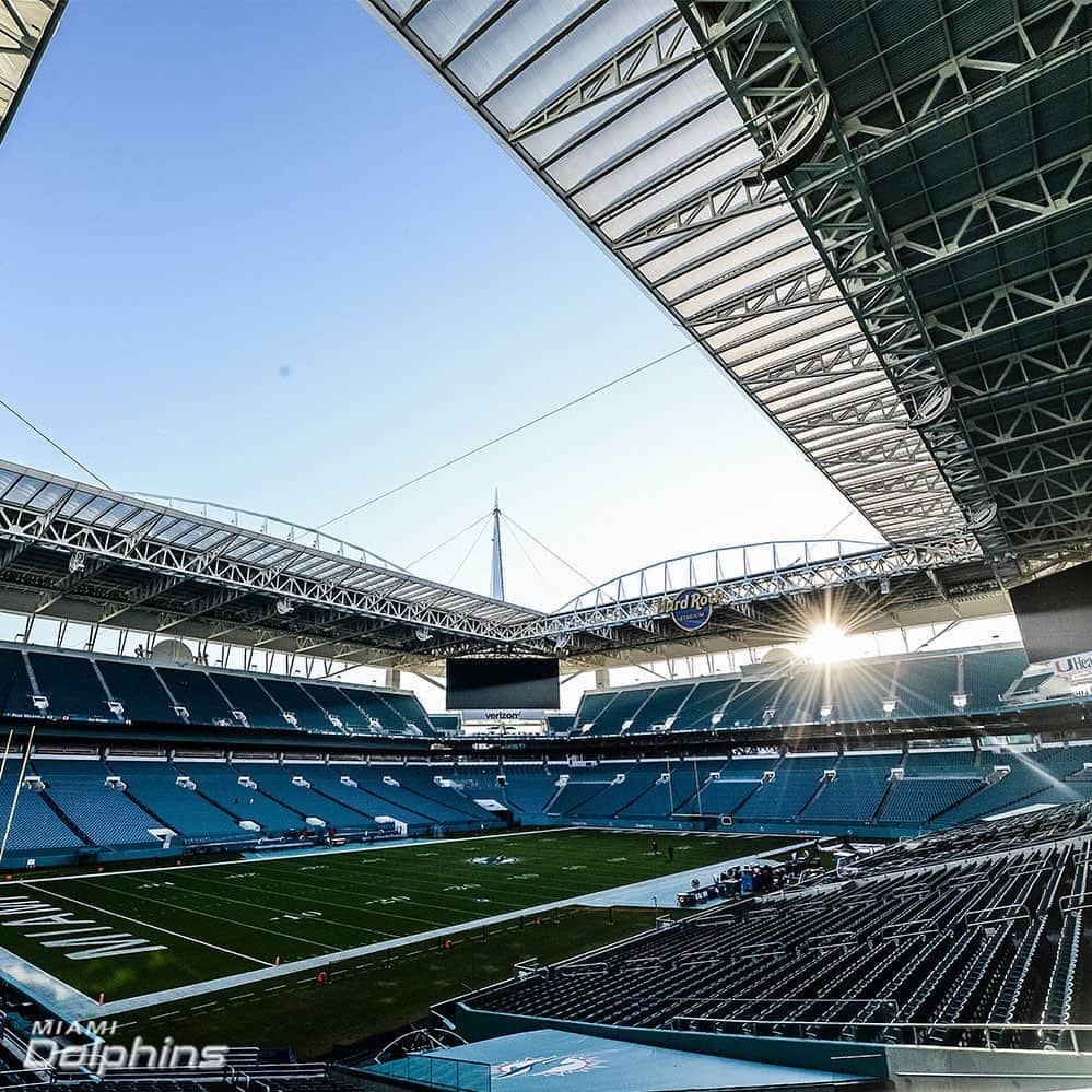 マイアミ・ドルフィンズさんのインスタグラム写真 - (マイアミ・ドルフィンズInstagram)「What games will you be attending at @hardrockstadium this season? #FinsUp」7月8日 23時42分 - miamidolphins