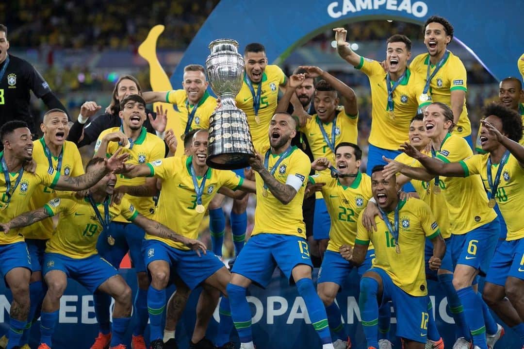 マルコス・アオアス・コレアのインスタグラム：「Momento incrível, meu primeiro título com a seleção principal do nosso Brasilzão! 3 fotos com a galera que estiveram presente durante toda essa caminhada... Jogadores, STAFF e Família! Aproveito pra agradecer a todos os torcedores que vibraram e torceram muito com a gente, foi TOP 🤙🏽 #BrasilCampeãoDaAmerica 🇧🇷」