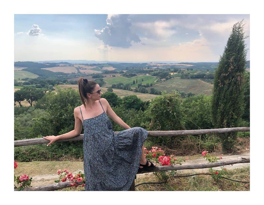 のインスタグラム：「“Going commando: Going without underwear to separate the genitals from outer clothing may be called going commando, free-balling for males, or free-buffing for females. The origins of the phrase go commando are uncertain, with some speculating that it may refer to being "out in the open" or "ready for action" while wearing @matteau in Tuscany” - Wikipedia」
