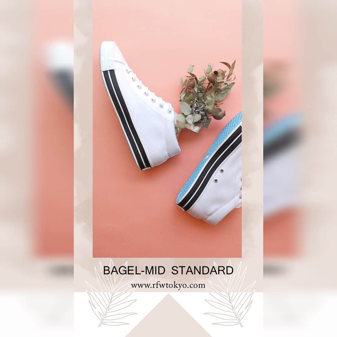 のインスタグラム：「《RFW 2019SS》  BAGEL-MID STANDARD -White- ¥11,500＋TAX  RFW定番モデル"SANDWICH-LO"と同じく 毎シーズンリリースしている"BAGEL-MID"  ローカットでもなくハイカットでもない 絶妙な高さで製作されたミドルカットです。  履き口周りにはマイクロファイバー素材で 足当たりも非常に柔らかく、履き心地も良いです。  よくあるミドルカットよりも低めに設計されており、 ソックスとの相性も良いのもポイントです。  アウトソールはシアンブルーの切り替えです。  RFW original model "SANDWICH-LO" and "BAGEL-MID"  Simple design with just the right height for your feet.  Using microfiber base material for the lining, soft touch and comfortable.  Eye-catchy cyan blue outsole. Goes well with colored socks.  Check out link below for more information.  www.rfwtokyo.com @rfwtokyo  #rfw #rfwtokyo #rhythmfootwear #sneaker #sneakers #kicks #instashoes #instakicks #sneakerhead #sneakerheads #nicekicks #sneakerfreak #kickstagram #2019ss #spring #summer #renewal #20th #aniversary #tokyo #rpm #rhythmprimarymarket #standard #bagel #middle #white」