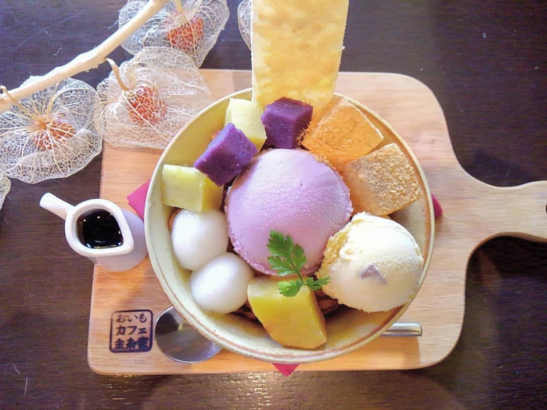 おいもカフェ金糸雀さんのインスタグラム写真 - (おいもカフェ金糸雀Instagram)「. 一番人気の『おいも鎌倉パフェ』。 色鮮やかな芋スイーツと、サツマイモ＆紫芋の二つのアイスを食べ比べ出来る、芋好き女子にはたまらない、鎌倉で味わう映える和パフェです♪ . #おいもカフェ金糸雀 #おいもカフェ #鎌倉 #小町通り#湘南 #カフェ #和カフェ #鎌倉カフェ #小町通りカフェ  #湘南カフェ #鎌倉スイーツ #鎌倉グルメ #鎌倉デート #鎌倉旅行 #パフェ #スイーツ #アイス #おいも #さつまいも #芋 #紫芋 #おいもパフェ #おいもスイーツ #かわいい #カフェ巡り #スイーツ巡り #芋女 #kamakura #kawaii #japan . 《おいもカフェ金糸雀》 営業時間：10:00-18:00(L.O.17:30) 定休日：水曜日 248-0006 神奈川県鎌倉市小町2-10-10 小町TIビル1F TEL：0467-22-4908」7月8日 23時43分 - oimocafekanaria