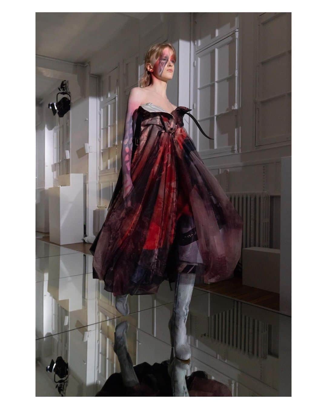 Maison Margielaさんのインスタグラム写真 - (Maison MargielaInstagram)「Supersized trousers cut into a printed wool and crin bow dress worn with white box leather boots. Look 21 from Artisanal Co-ed Collection AW19 designed by @JGalliano #MaisonMargiela」7月8日 23時44分 - maisonmargiela
