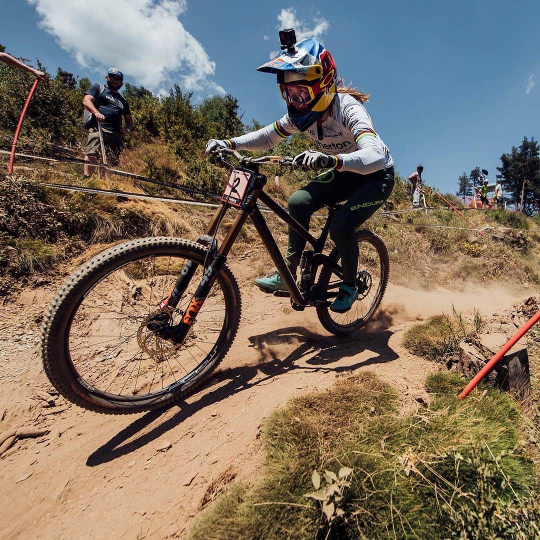 レッドブルのインスタグラム：「Forever pushing boundaries👇  1️⃣& 2️⃣ @rachybox & @loicbruni29 take tight downhill victories at the fourth round of the UCI Downhill MTB World Cup 3️⃣ @lucycharles93 had a strong race at the 2019 Challenge Roth triathlon on Sunday. Not only did she win, but she finished five minutes ahead of the chasing pack setting a new personal best 4️⃣ Russian duo @krasilnikov.vyacheslav & @oleg.stoyanovskiy seal the nation's first beach volleyball world title 5️⃣ @marcmarquez93 is the King of Sachsenring, making it 10 victories out of 10 at the German MotoGP 6️⃣ @danielaryf finished with the fastest time yet, taking first 26 minutes ahead of the pack  #volleyball #beachvolleyball #Hamburg2019 #uci #downhill #vallnord #triathlon #mtb #motogp #redbull」