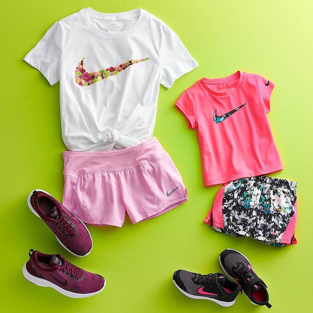 ロック&リパブリックのインスタグラム：「Show your mini-me how strong women are. 💪🏽🌸Share your workout with her in Mom-and-me Nike gear. #motivationmonday #Kohls」