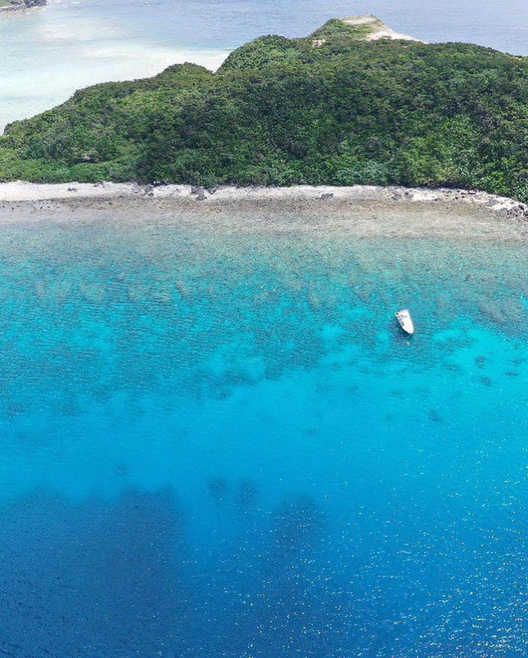 Be.okinawaさんのインスタグラム写真 - (Be.okinawaInstagram)「Desperately wishing that I was a fish living in the waters of Kerama.... @zoeyweng1106  #keramaislands #zamami #慶良間 #座間味 #게라마섬 #자마미 #慶良間諸島 #座間味島 #beach #ocean #beokinawa #visitokinawa」7月8日 23時50分 - visitokinawajapan