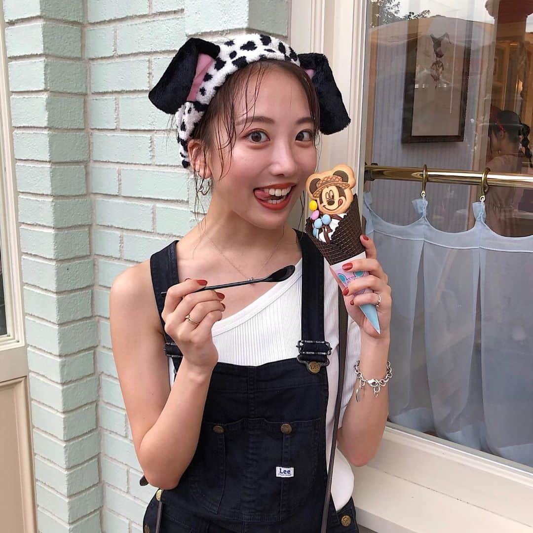 大野真昂さんのインスタグラム写真 - (大野真昂Instagram)「☺︎ ・ ミッキーのアイスクリーム🍦 ・ アイス見つめるだけで なにがそんなに面白くて笑っとるんかな☺️ ・ やっとディズニー投稿終わり！ って思ったら また明日もディズニーだ。 でも明日は行ったことのない所で ちょっと楽しみわくわく❤︎ ・ #disney #disneyland #mickeymouse #icecream #icecreamcones #ディズニー #ディズニーランド #ミッキー #アイスクリーム #101匹わんちゃん #ヘアバンド」7月8日 23時50分 - 316_mako