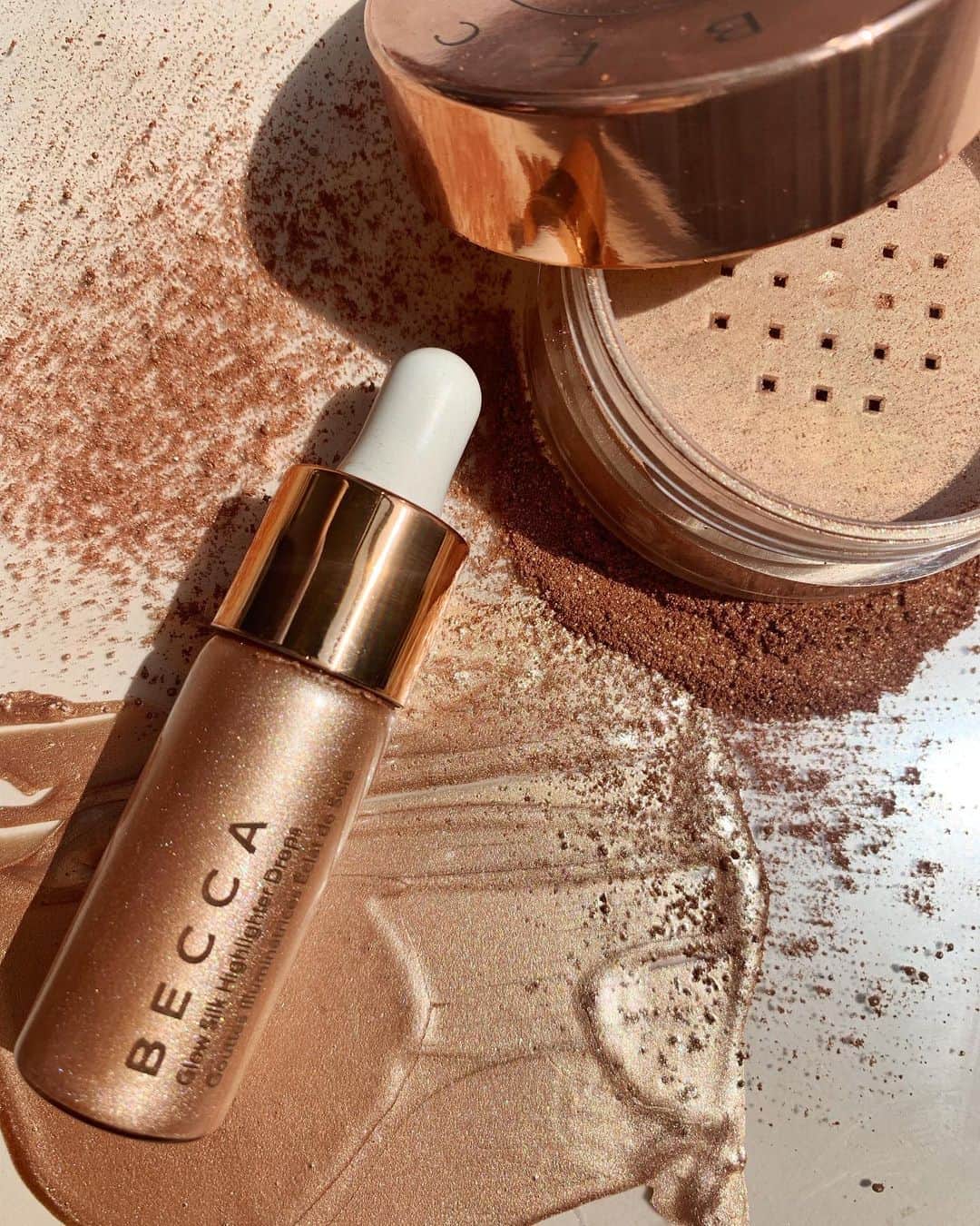 BECCAさんのインスタグラム写真 - (BECCAInstagram)「✨✨✨ Shine on, #BECCABeauties!  Tag the first person that comes up when you type @. They owe you Glow Silk Drops AND Glow Dust Highlighter!  Available now at @Sephora @Sephora_Scandinavia #BECCAGlow」7月8日 23時54分 - beccacosmetics