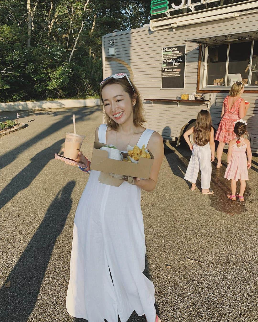 翁安芸さんのインスタグラム写真 - (翁安芸Instagram)「Happy @shakeshack moments🍔❤️ お家のパーティにサプライズでシェイクシャックのフードトラックが登場！！並ばなくても食べられるなんて贅沢😋✨ #shakeshack #hamptons #humberger #akiweng #翁安芸 #ハンプトン」7月9日 0時04分 - akinyc