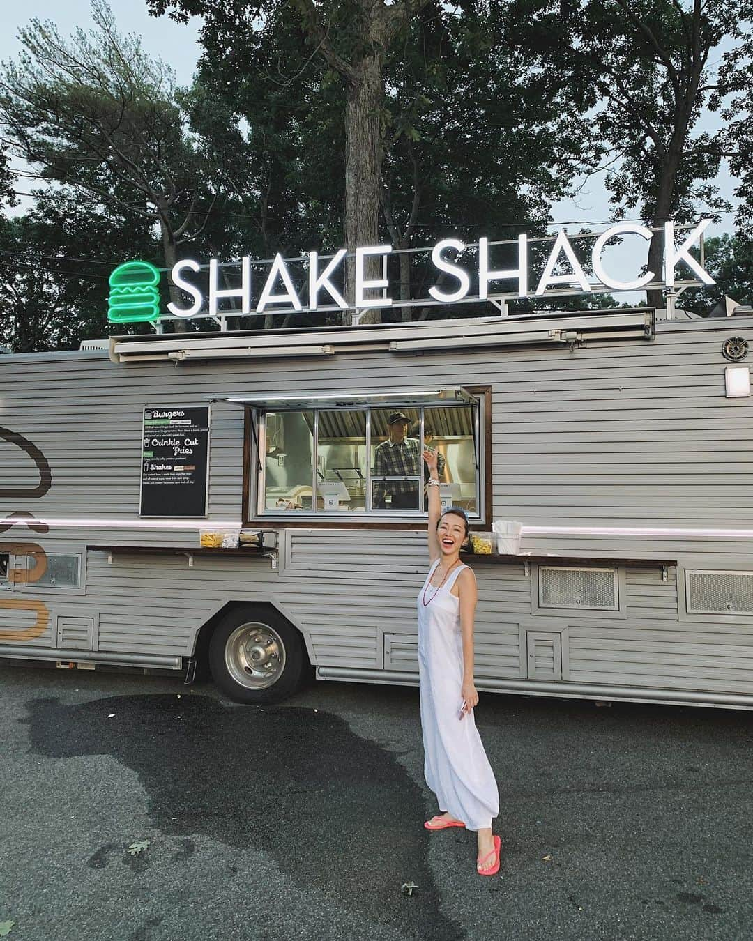 翁安芸さんのインスタグラム写真 - (翁安芸Instagram)「Happy @shakeshack moments🍔❤️ お家のパーティにサプライズでシェイクシャックのフードトラックが登場！！並ばなくても食べられるなんて贅沢😋✨ #shakeshack #hamptons #humberger #akiweng #翁安芸 #ハンプトン」7月9日 0時04分 - akinyc