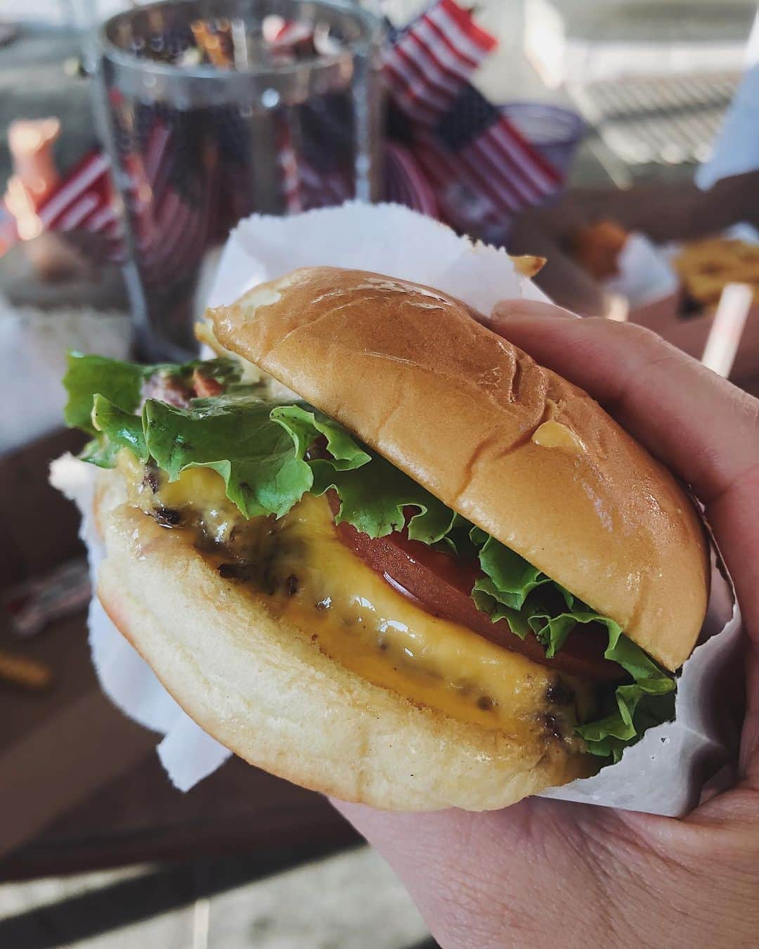 翁安芸さんのインスタグラム写真 - (翁安芸Instagram)「Happy @shakeshack moments🍔❤️ お家のパーティにサプライズでシェイクシャックのフードトラックが登場！！並ばなくても食べられるなんて贅沢😋✨ #shakeshack #hamptons #humberger #akiweng #翁安芸 #ハンプトン」7月9日 0時04分 - akinyc