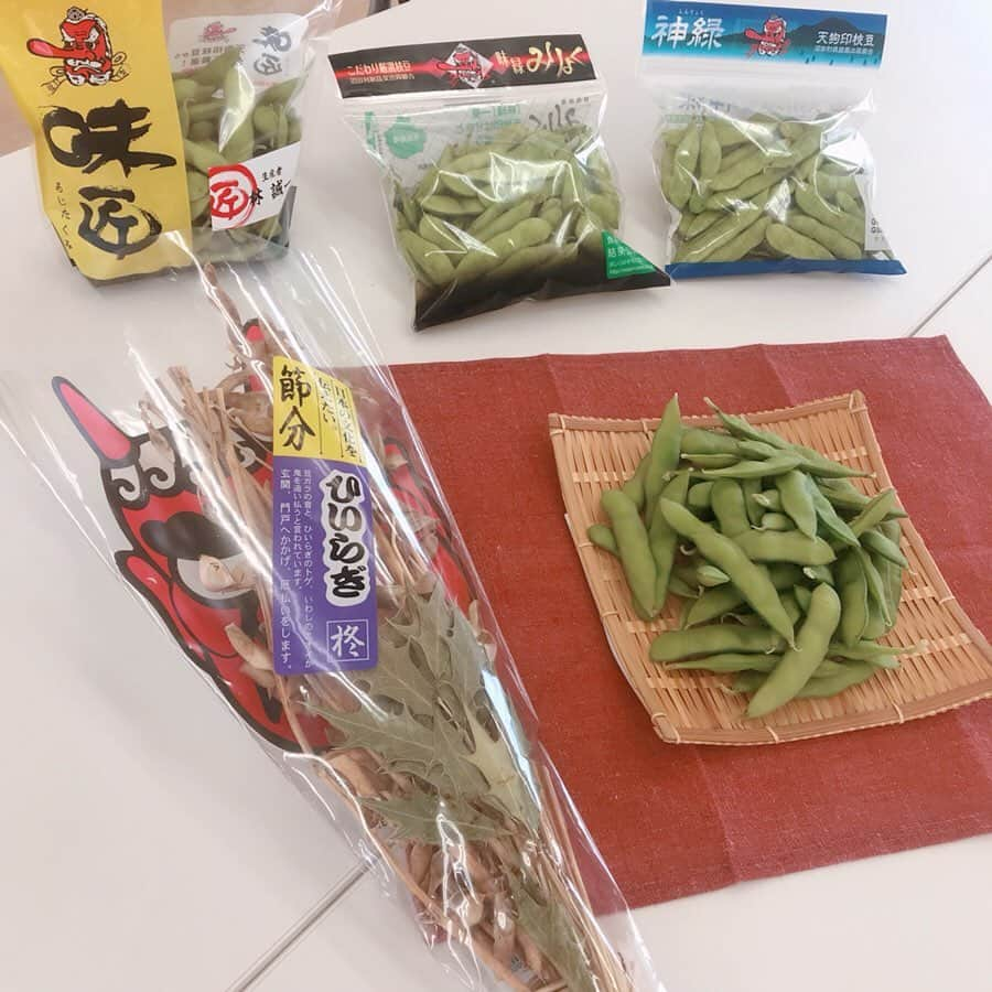 飯野詩帆さんのインスタグラム写真 - (飯野詩帆Instagram)「きょうは小学生が 枝豆の収穫体験をするということで ニュースの取材に行ってきました🌿 ・ カメラと三脚を持って ひとりで取材に行ったのですが、 実は先週、ロケでお邪魔しています（笑） ・ 今月2回目の塩野商店さん そして天狗印枝豆👺 ・ 普通の枝豆とは一味違いました🤤💓 今年はいっぱい枝豆食べよう〜🍴 ・ ・ ビジネスジャーナルでは ロックハート城の回と同じ回に放送します。 ・ 【ビジネスジャーナル】 放送日：7月19日(金)22:00〜22:30 再放送日：21日(日)9:00〜9:30、23日(火)12:30〜13:00 ・ ・ #群馬テレビ #3ch #沼田市 #塩野商店 #枝豆 #天狗印枝豆 #ブランド枝豆 #高級 #手が止まらない #ハマりそう #夏は #枝豆とビール🍺笑」7月8日 23時57分 - shiho.1180