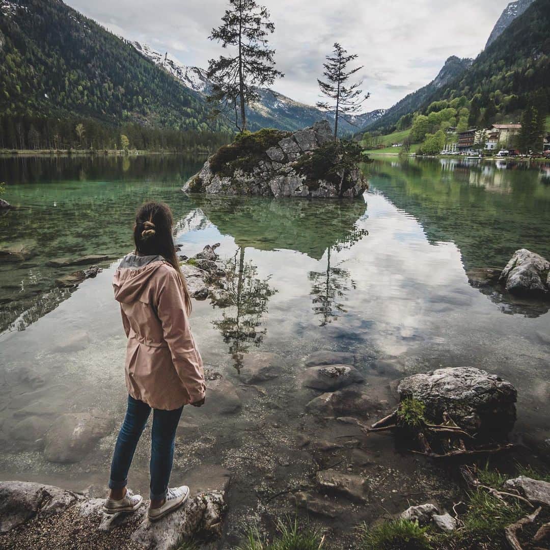 のインスタグラム：「The Sunshine Windbreaker is a must-have for overcast days. Just ask our #PJSFriend @Bettina_H! . . . #parajumpers #pjs #pjsfriends #jacket #spring #summer #springsummer #springcollection #newcollection #adventurer #springtime #springishere #nature #adventure #explore #traveller #explorer #jackets #jacket #mountain #lake #pinkjacket #windbreaker #SUNSHINE」