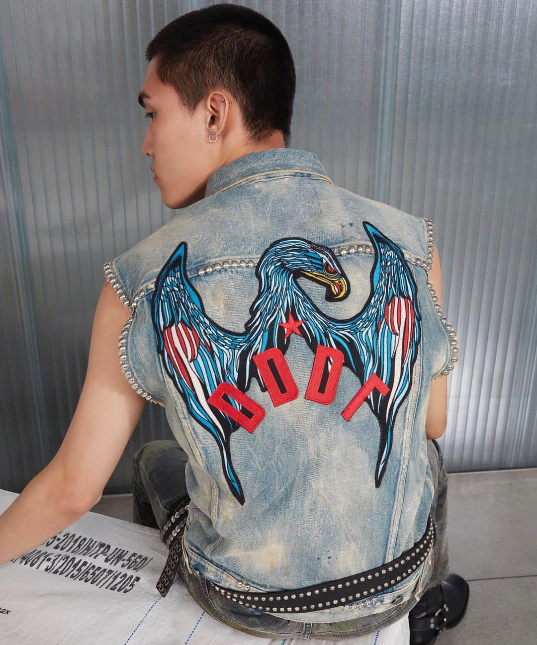 ディーゼルのインスタグラム：「Lover of eagles, wearer of chains. A sky-blue, denim vest with rivets. Denim warriors, come out to play! #Prefall19 #DieselDenim . . Denim Vest “D-SMAK” . . Model: @maybekong  Photographer: @brunakazinoti  Stylist: @valeriasemu」