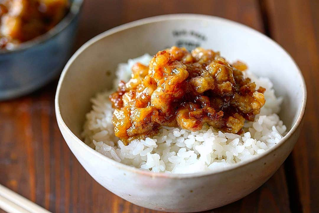 河瀬璃菜さんのインスタグラム写真 - (河瀬璃菜Instagram)「沖縄の定番メシ「油味噌」がめちゃ簡単に出来るのに、ご飯泥棒すぎる😫  ご飯にのせたり、冷奴にのせたり、焼いた茄子にのせたり、汎用性抜群です！  ホントは厚切りの豚バラで作るけど今回は簡単に薄切り肉で！  レシピはスワイプしてね！  #cookingram #cooking #food #foodstagram #recipe #japanesefood  #lunch #dinner #おうちごはん #常備菜 #簡単レシピ #ヘルシーレシピ #朝ごはん #ズボラ飯 #レシピ #デリスタグラム #デリスタグラマー #ごはんのおとも #味噌 #うつわ #うつわ好き #フードコーディネーター  #ランチ #油味噌 #アレンジ #ソウルフード #沖縄料理」7月9日 0時01分 - linasuke0508