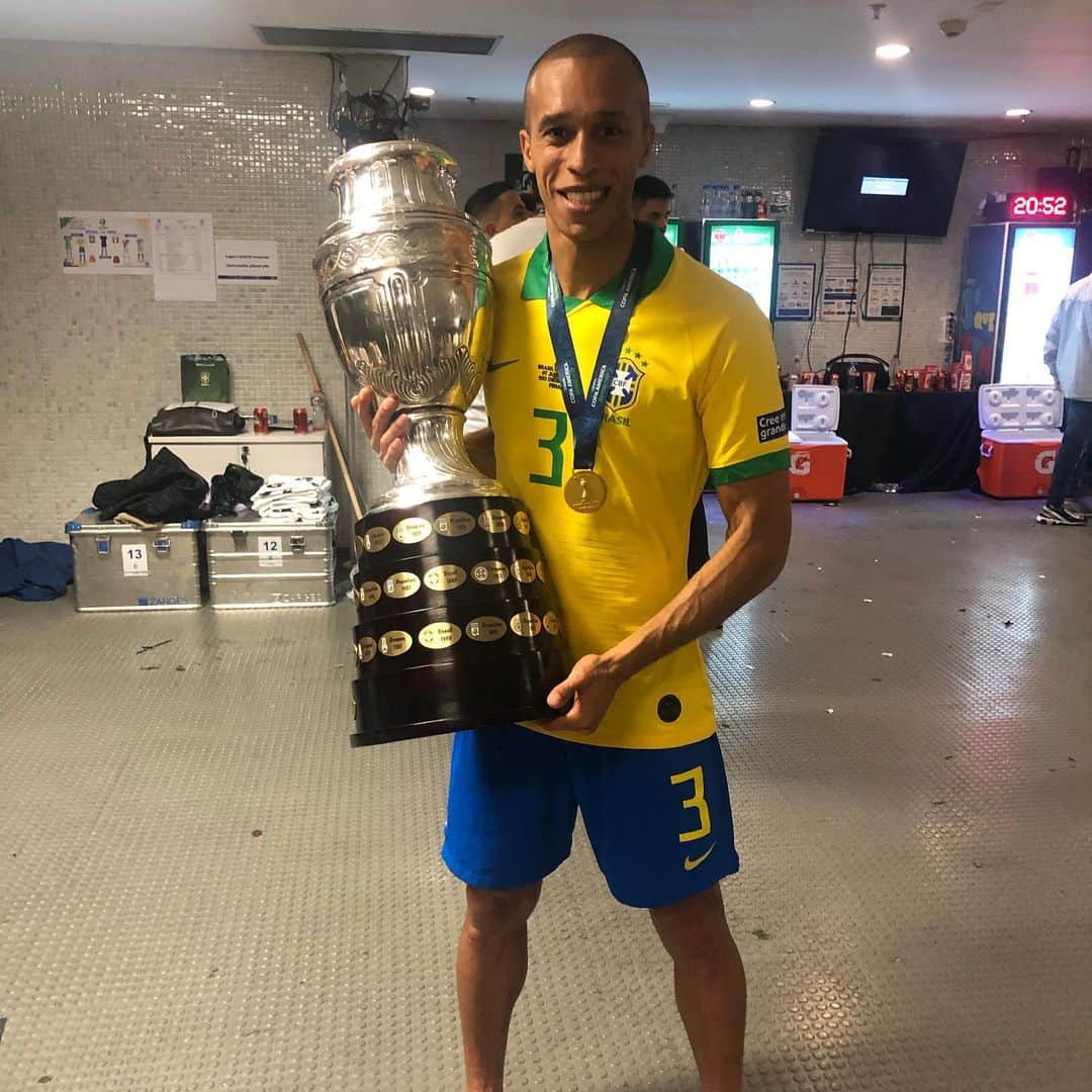 ミランダのインスタグラム：「Agradeço a Deus por mais um título em minha carreira, ganhar a @copaamerica em um dos estádios mais místico do mundo é inexplicável, muito feliz em poder proporcionar esta alegria para o povo brasileiro 🙏🏽🇧🇷 🏆」