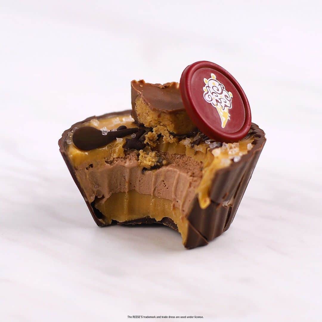のインスタグラム：「Haven’t tried our Reese’s Peanut Butter Ice Cream Cups yet? 🍫🥜 You’re missing out, trust us. Click link in bio to order 😋」