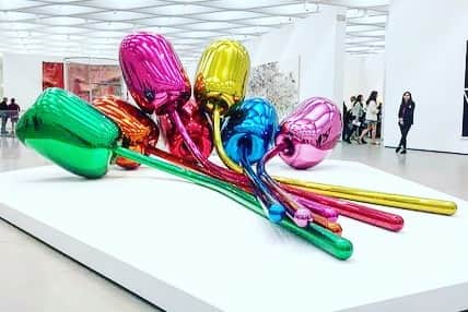 渡辺由布子さんのインスタグラム写真 - (渡辺由布子Instagram)「❤️🧡💛💚💙💜💗 ・ Tulips 🌷by @jeffkoons 🎨  行列必至！#ロサンゼルス ダウンタウンにある話題の#現代美術館 @thebroadmuseum に、オープン以来3年越しについに潜入。 バルーンのような進化系チューリップがお出迎え。  #映えスポット  #アート  #TBT #museum #modernart  #art  #WhatisArt  #LAtrip  #LAart  #tulips ＿＿＿＿＿＿＿＿＿＿＿＿＿＿＿＿＿＿＿＿＿＿ 📍 #TheBroad #DTLA #LosAngeles #California #🇺🇸」7月9日 0時07分 - watanabe_yuko