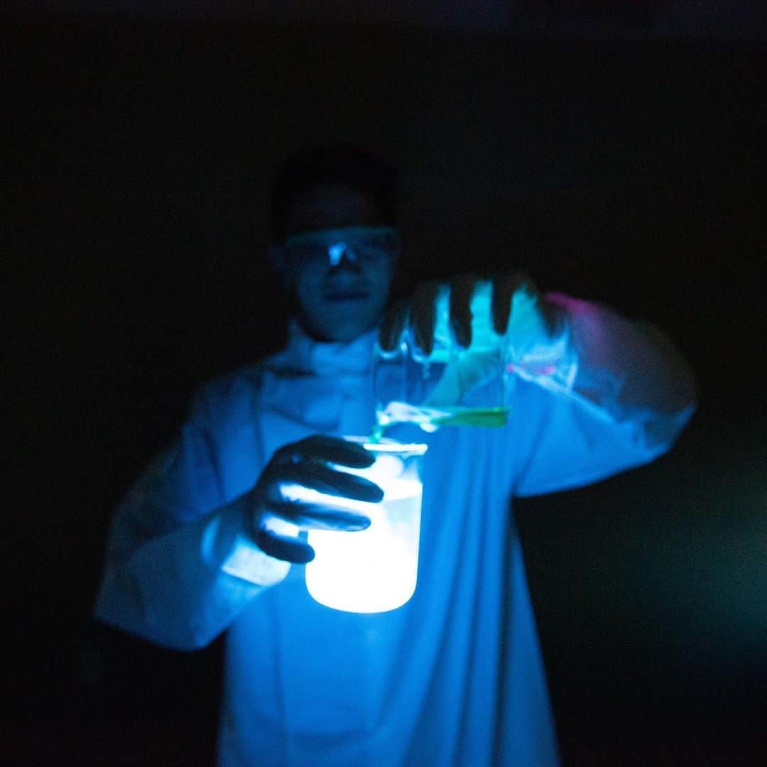 のインスタグラム：「We’re on a mission. To help students see science as not just a school subject, but a future career path. Through our Operation Discovery program, we’ve helped expose over 9,000 students globally to the excitement of science, technology, engineering and math in a real world setting. Last month, our colleagues in California took part in an event with 30 middle school students to learn about organic molecules that make up food. #abbott #lifetothefullest #STEM #learning #students」